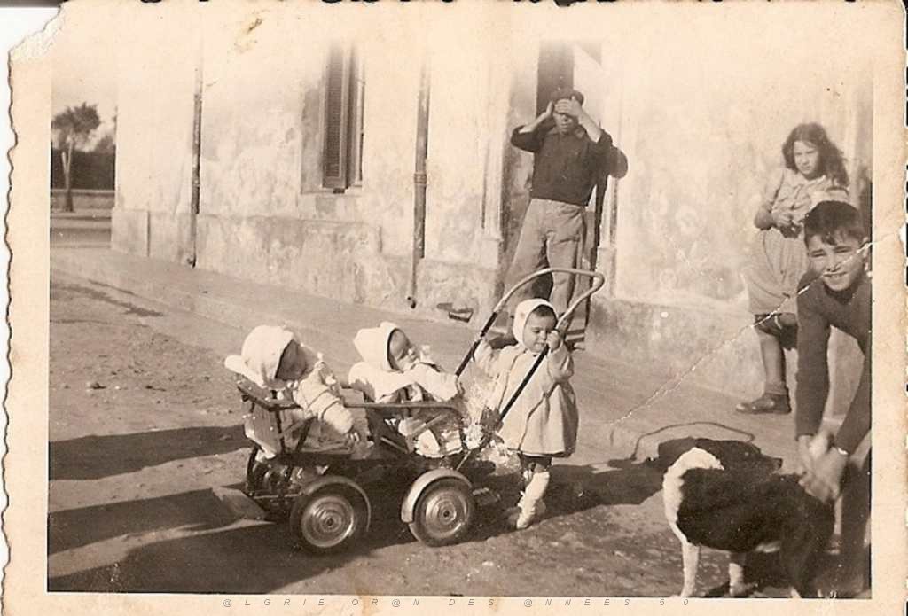 FRANCINE ET FRANCOIS AU NO 1 AVEC JAIME QUI TIENT LE CHIEN ET BERNADETTE BATAYER QUI TIENT LA POUSSETTE OU SONIA.JPG